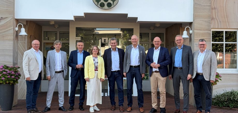 Delighted that Grafschaft Bentheim County and the municipalities within the county are strengthening their cooperation in the area of youth services: (from left) Hajo Bosch, mayor of the joint municipality; Manfred Windhaus, mayor of the joint municipality; Dr. Volker Pannen, mayor; Sandra Cichon, first district councilor; Martin Osseforth, first municipal councilor; Günter Oldekamp, mayor of the joint municipality; District Administrator Uwe Fietzek; Ansgar Duling, mayor of the joint municipality; and Mayor Thomas Berling. (Photo: Joint Municipality of Uelsen) A group photo of the chief administrative officers of the County of Bentheim in front of the town hall of the Uelsen Joint Municipality