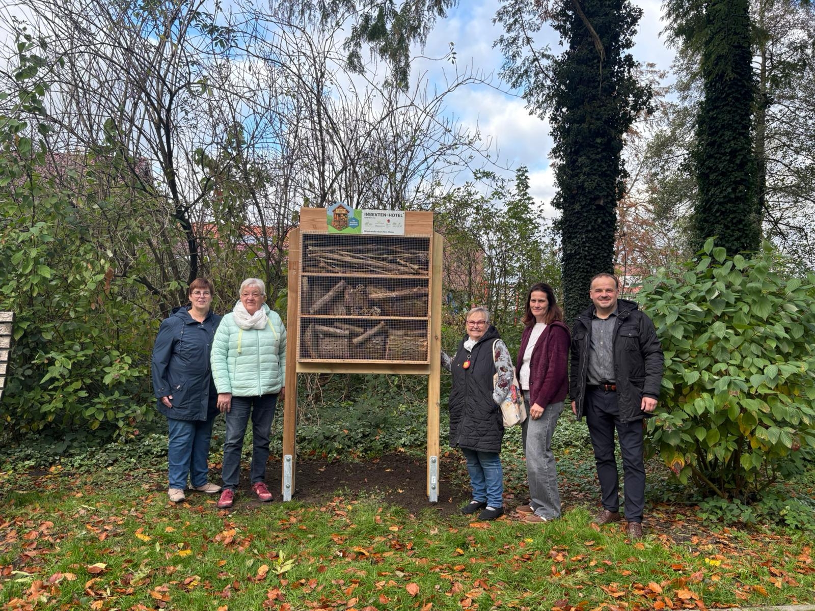 Representatives of the countrywomen's association and Mayor Wilfried Segger with the insect hotel
