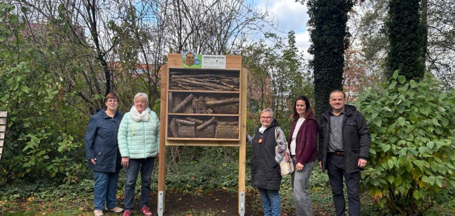 Insect hotel in Uelsen Representatives of the countrywomen's association and Mayor Wilfried Segger with the insect hotel