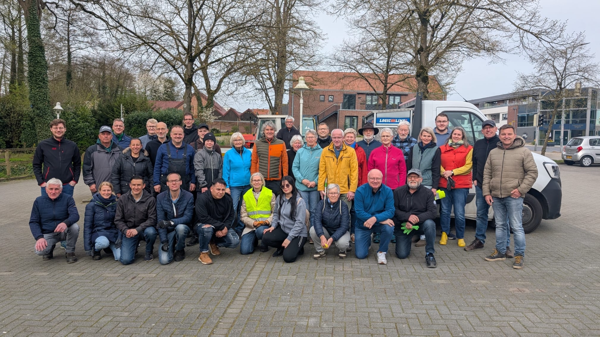 Group photo of the helpers before the start of the campaign