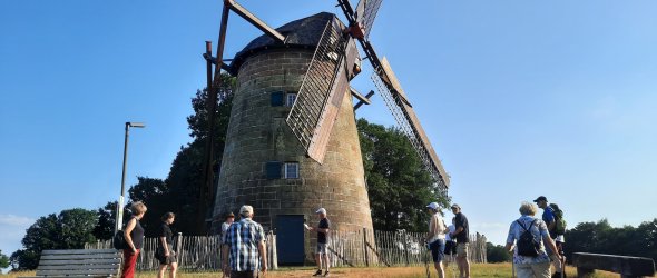 Uelsen windmill with visitors