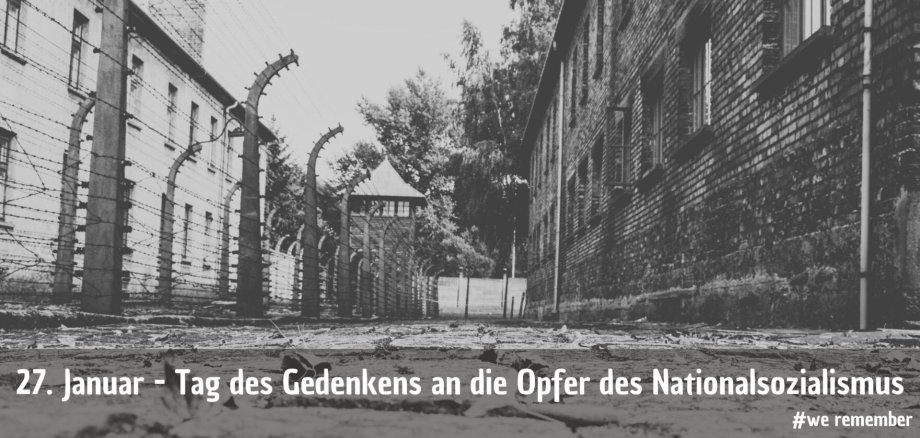 Fotografía en blanco y negro de un campo de concentración