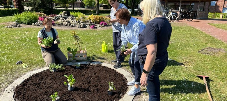 Campaña de plantación de la Asociación de Campesinas de Wilsum Se planta el lecho de la asociación de campesinas