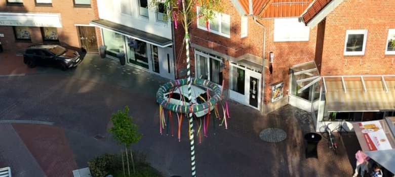 Levantamiento de un palo de mayo en Uelsen fotografiado con un dron