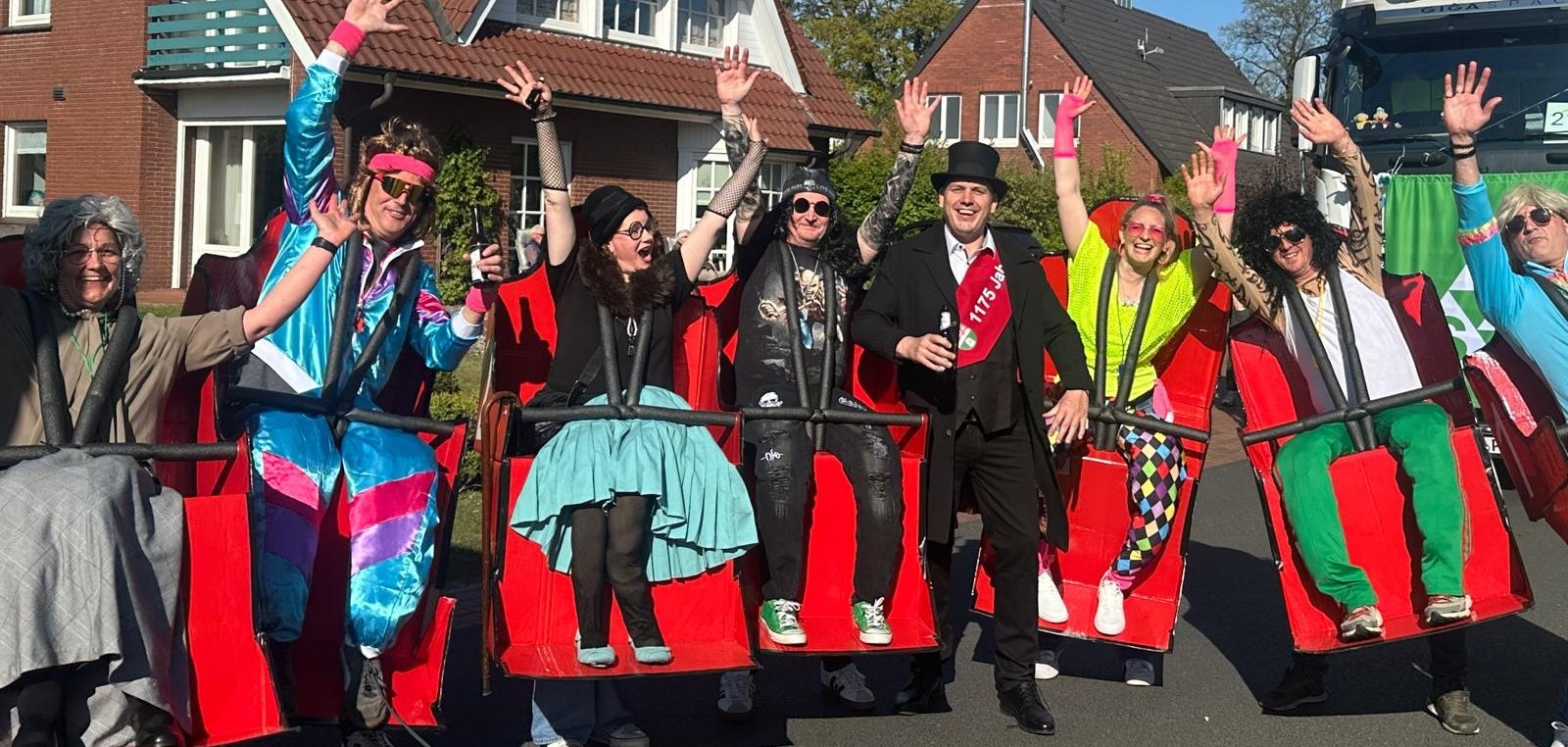 El alcalde del municipio de Wilsum con un grupo de corredores disfrazados en el desfile de Wilsum