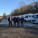 Representantes del municipio de Uelsen y del bnn en el parque de caravanas