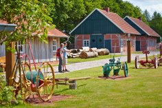 Wanderer Hof para la historia local Dos excursionistas en la granja por la historia local