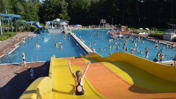 Piscina exterior Waldbald Tobogán amarillo Uelsen