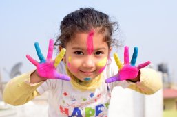 Niños con dedos de colores Niños con los dedos pintados