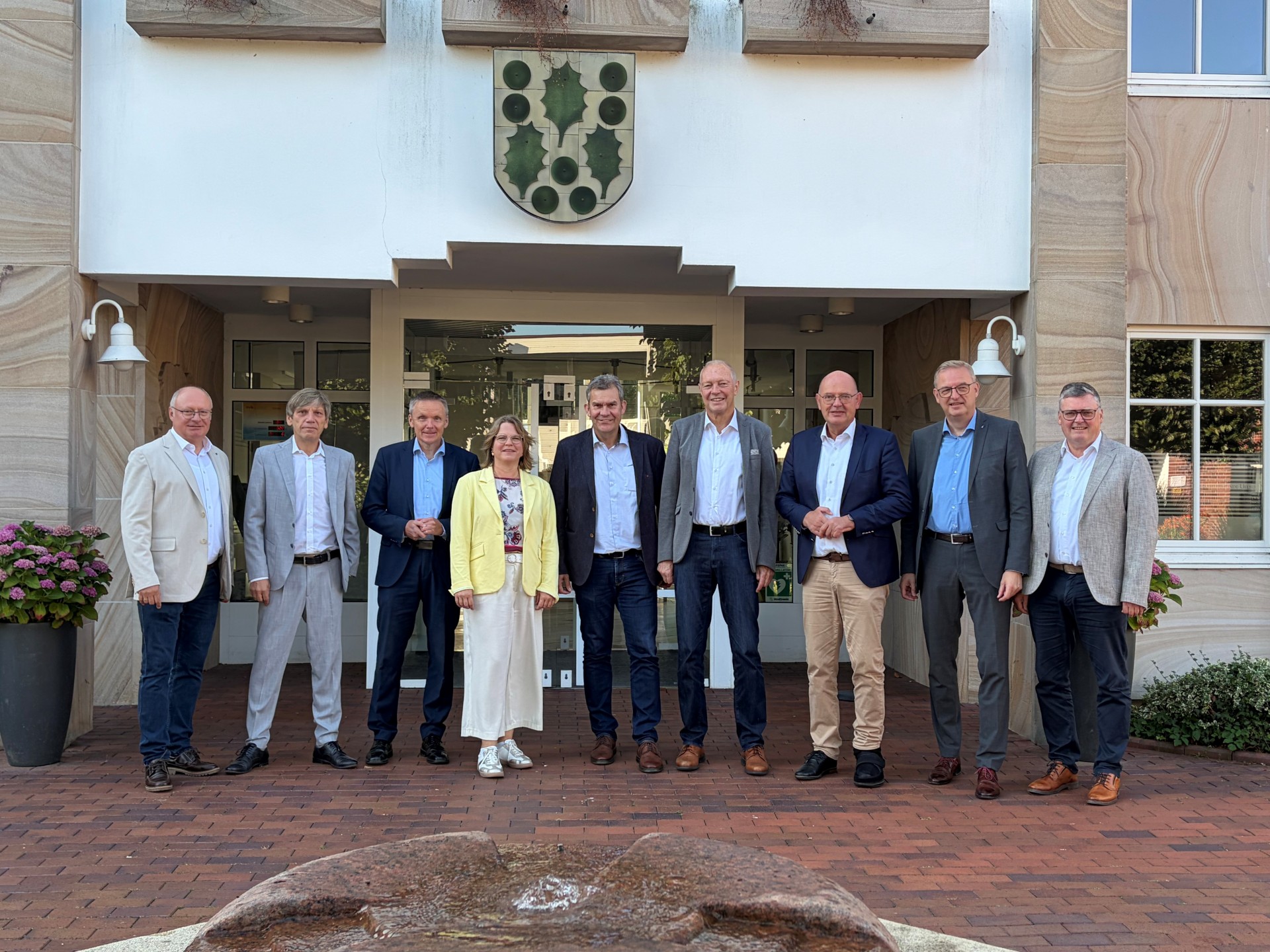 Een groepsfoto van de hoogste bestuursfunctionarissen van het graafschap Bentheim voor het gemeentehuis van de samengestelde gemeente Uelsen
