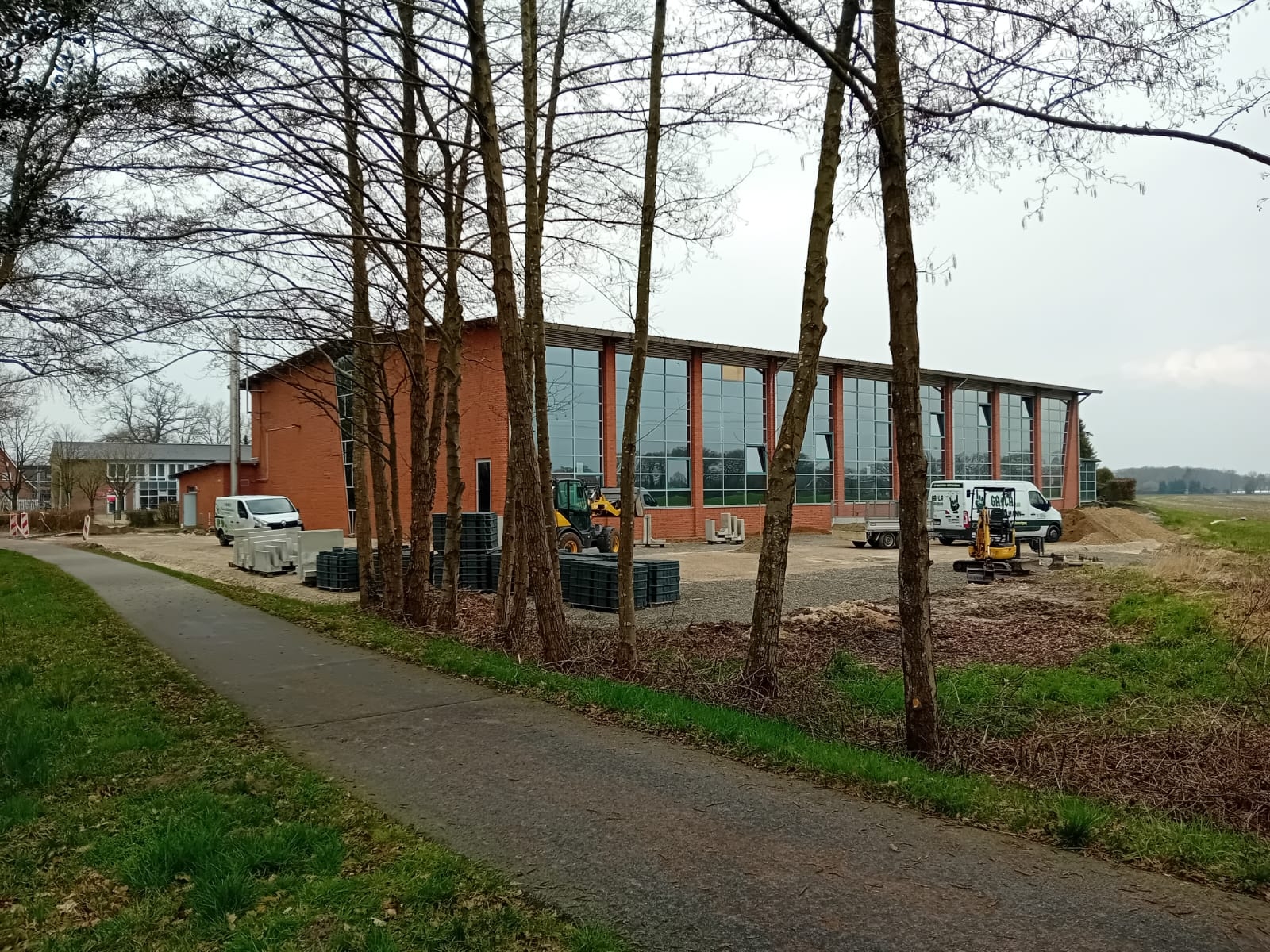 Buitenaanzicht van sporthal Uelsen