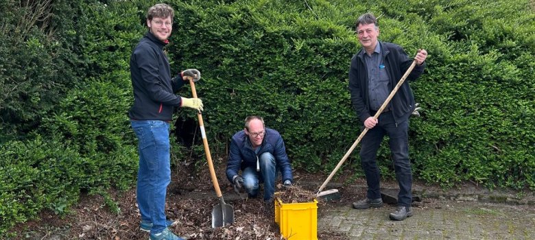 Drie helpers aan het werk