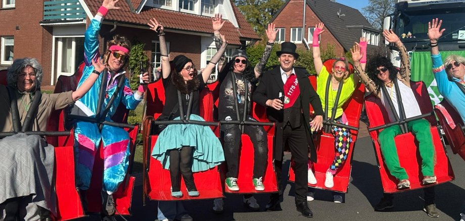 Burgemeester van de gemeente Wilsum met een verkapte loopgroep bij de optocht van Wilsum