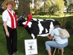 Landbouwersdiploma van de provincie Voltooiing van de Grafschafter Bauerndiplom met het melken van koeien