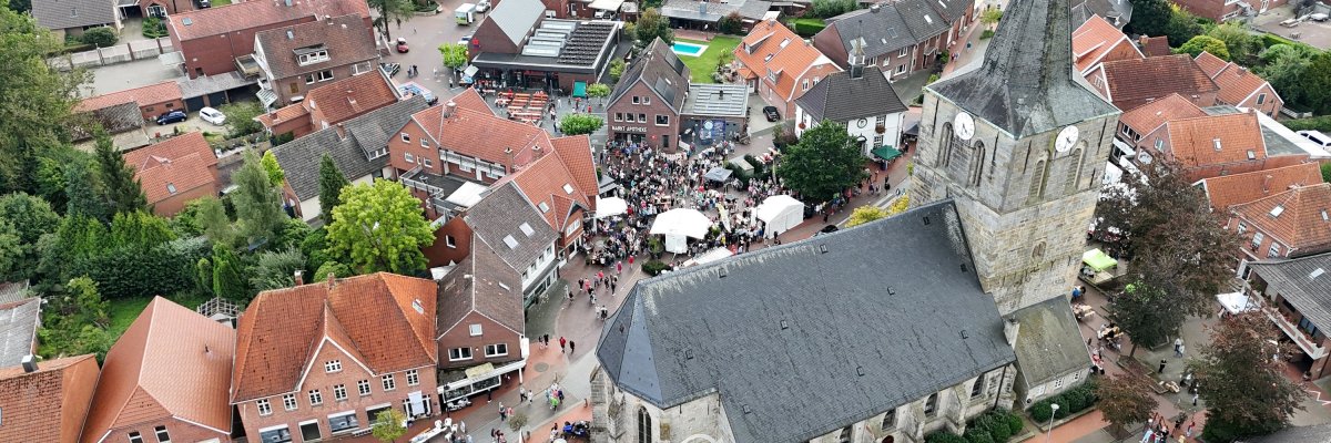Luchtfoto van het centrum van Uelsen tijdens een evenement