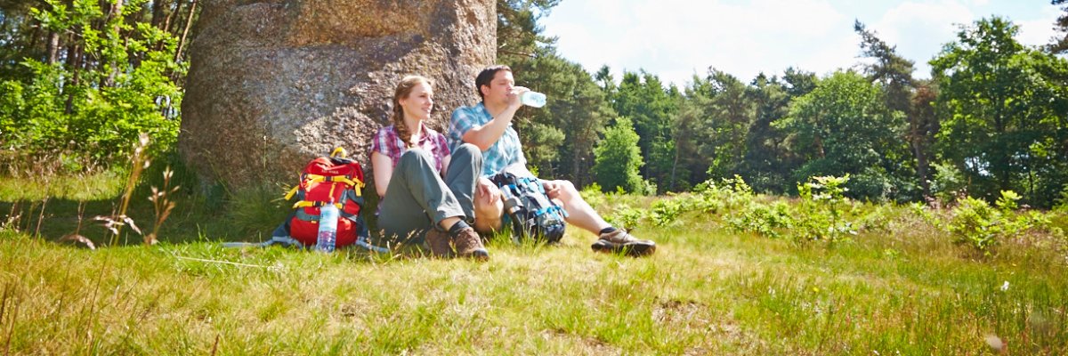 Wandelpauze bij de Egger Riesen Twee wandelaars nemen een pauze bij de Egger Riesen