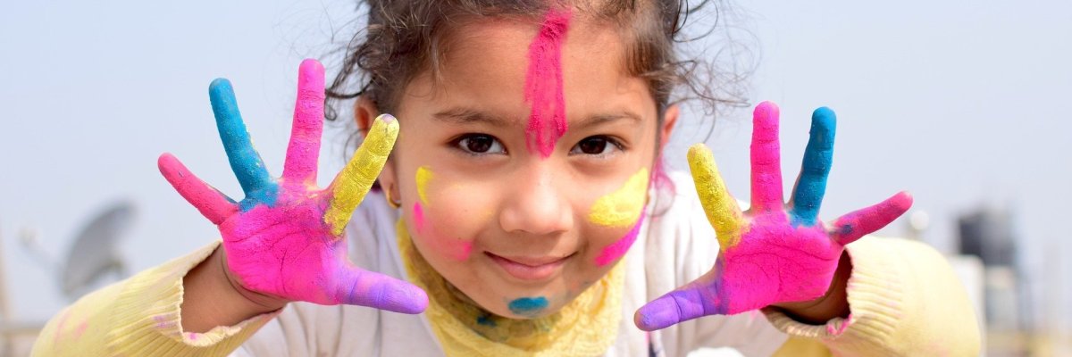 Kinderen met kleurrijke vingers Kinderen met beschilderde vingers