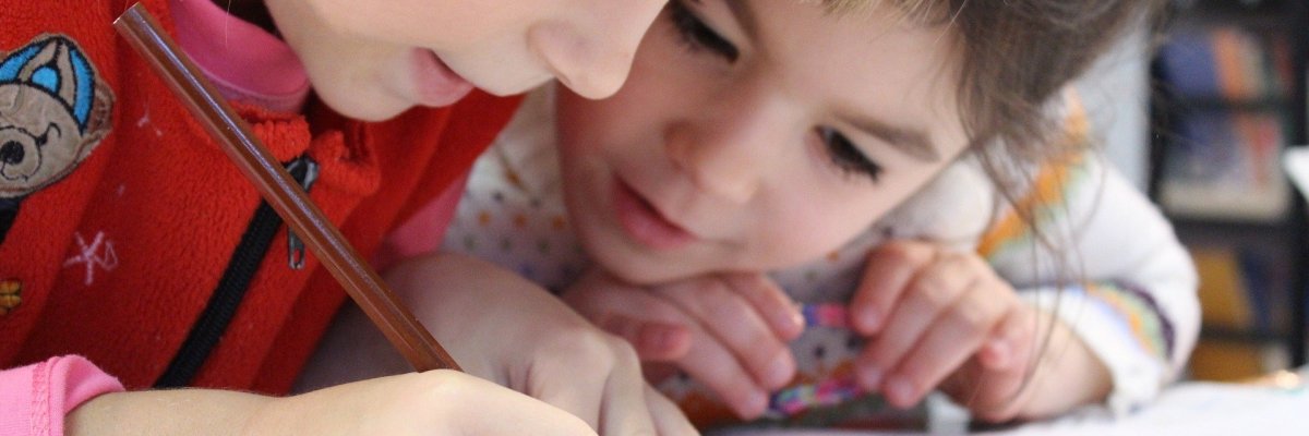 Twee meisjes werken samen