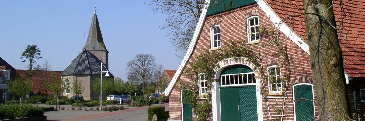 Rustige hoofdstraat met huizen in Wilsum