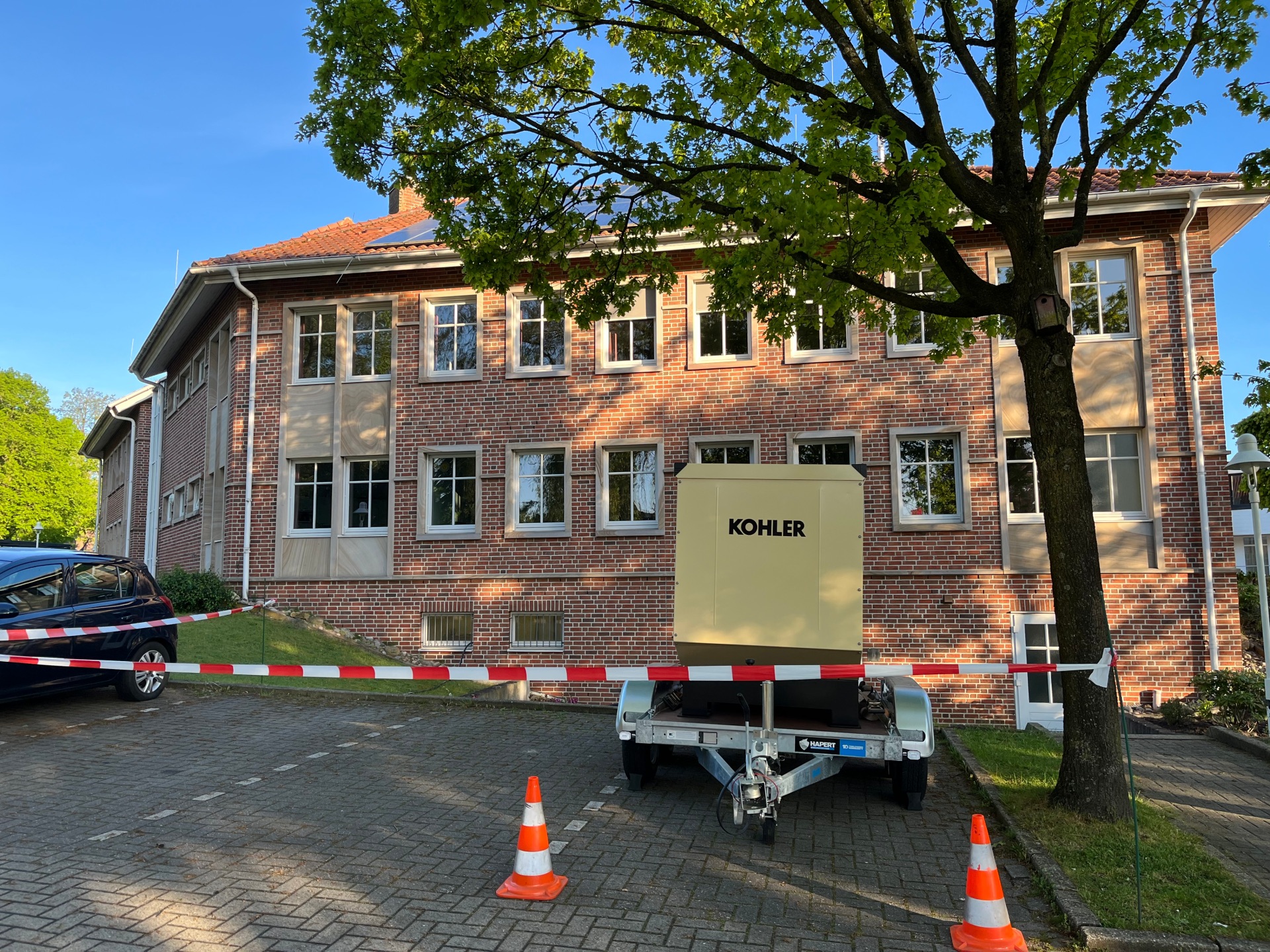 Notstromaggregat vor dem Rathaus in Uelsen