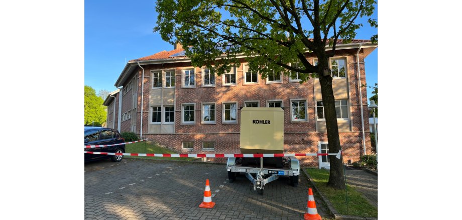 Notstromaggregat vor dem Rathaus in Uelsen