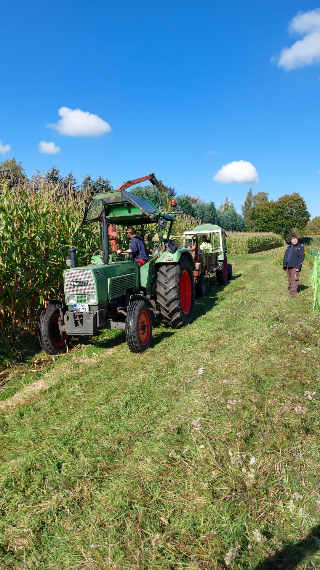 Traktor mit Anhänger zum Mais häckseln