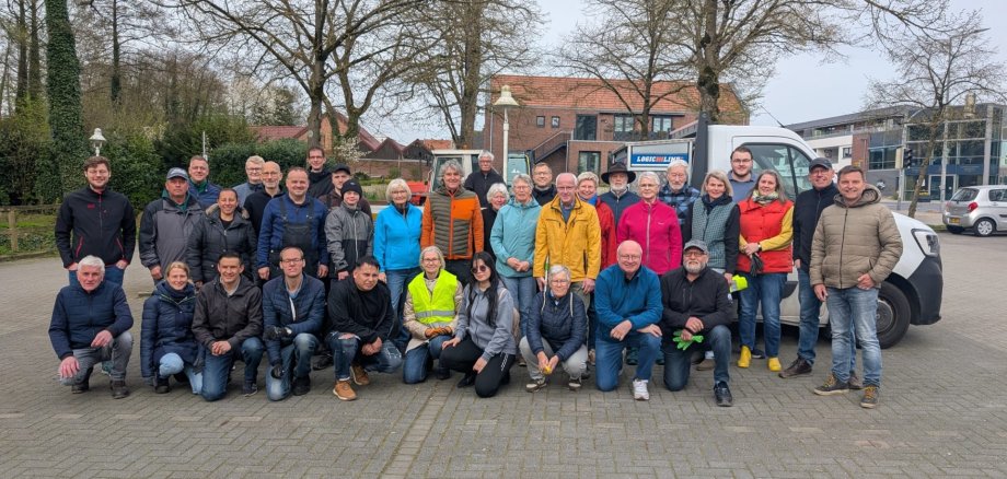 Gruppenfoto der Helfer vor Beginn der Aktion