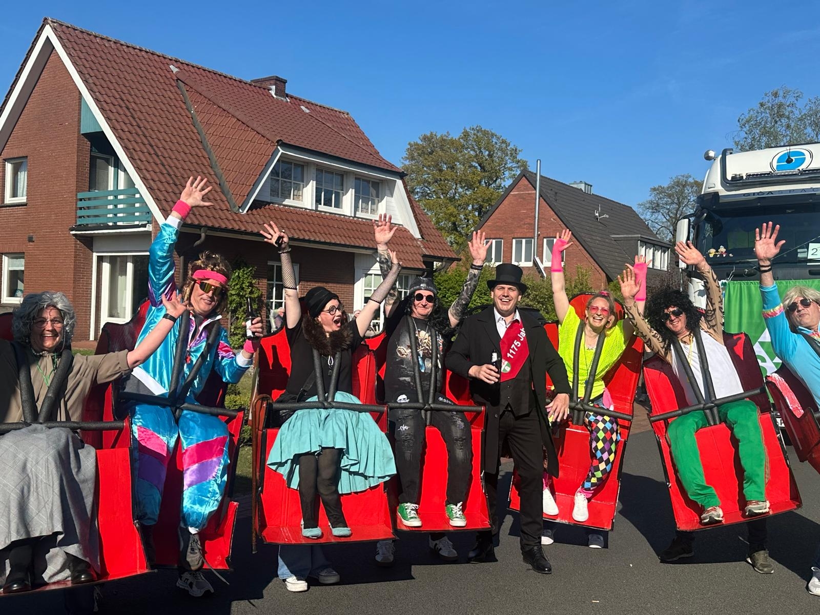 Bürgermeister der Gemeinde Wilsum mit einer verkleideten Laufgruppe beim Festumzug Wilsum