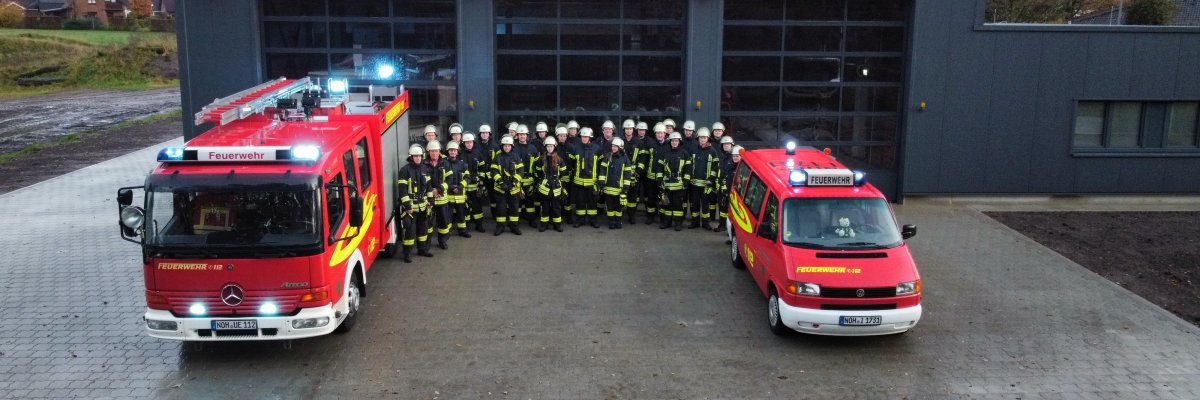 Einsatzkräfte vor neuem Feuerwehrhaus Itterbeck