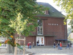Grundschule Uelsen Grundschule Uelsen mit Pausenhof