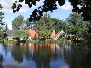 Wasser mit dahinten Wassermühle in Wilsum