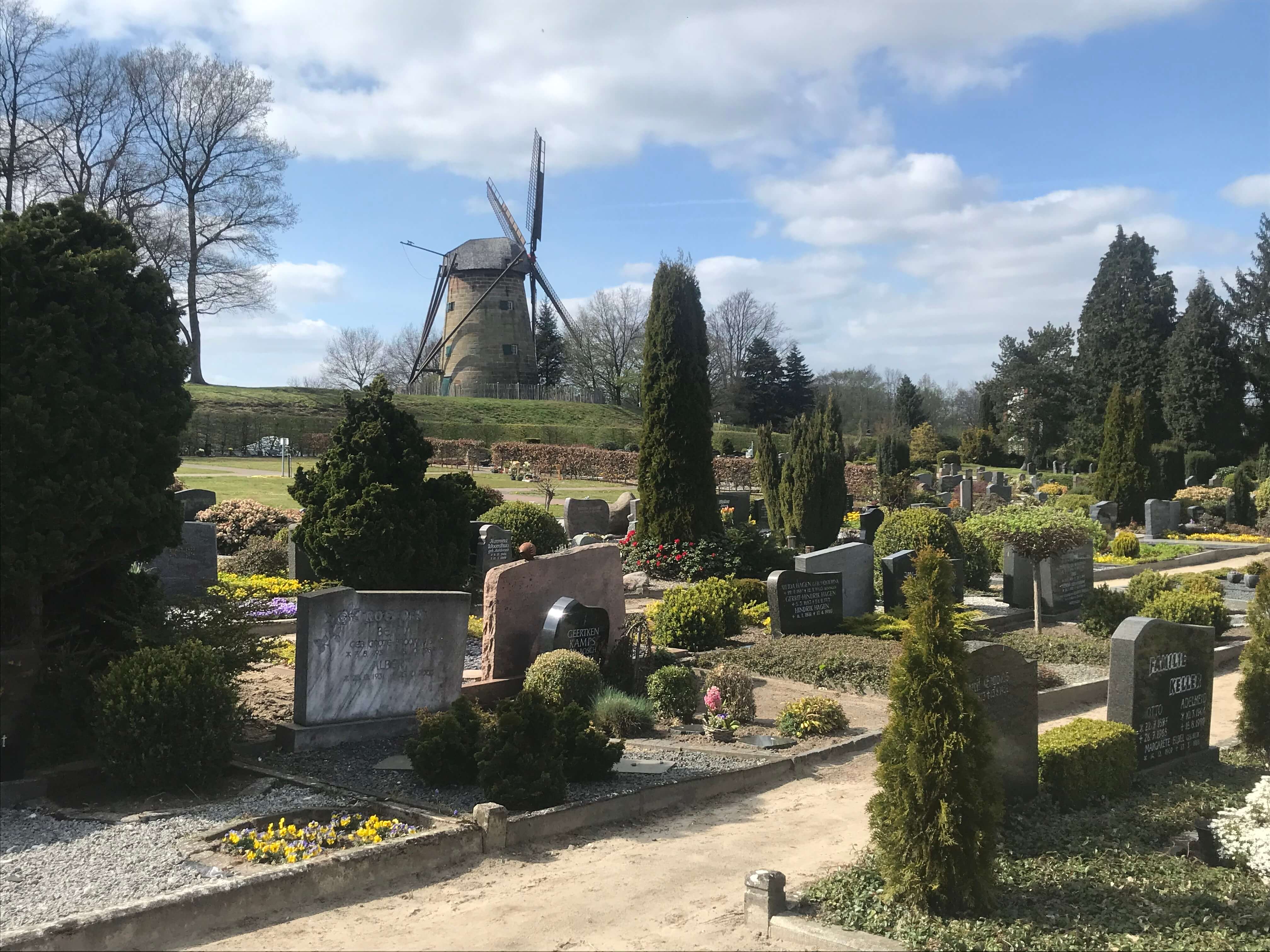Friedhof Uelsen Gräbnerfeld mit Blick auf die Mühle
