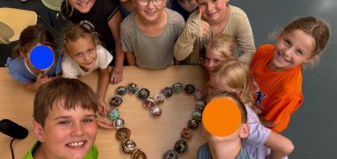 Ein Herz aus Muffins und Kinder drum herum