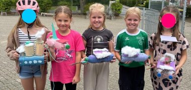 5 Mädchen mit selbstgebastelten Kunstwerken