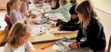 Eine Gruppe Kinder am basteln